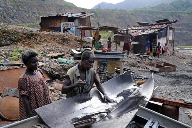 Bougainvilleans eking out a living from gold washing in the Panguna copper mine