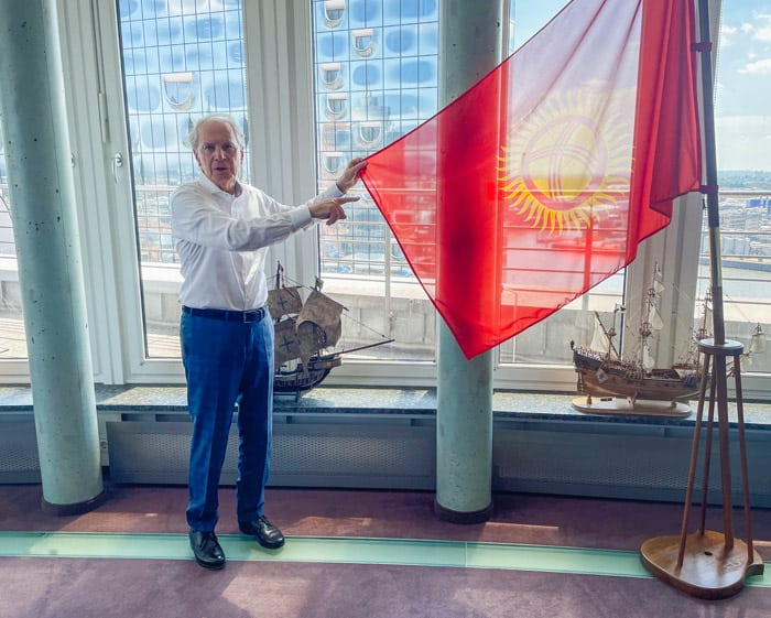 Karl Ehlerding with the flag of Kyrgyzstan
